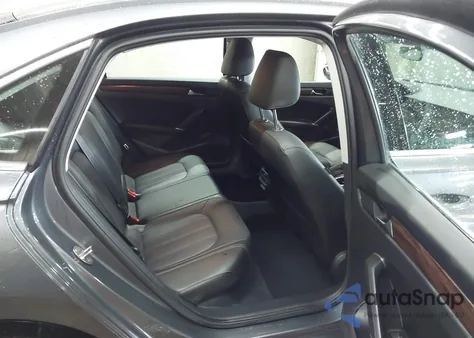 2022 Volkswagen Passat 2.0T Limited Edition z USA, uszkodzony, nr VIN 1VWBA7A32NC010300